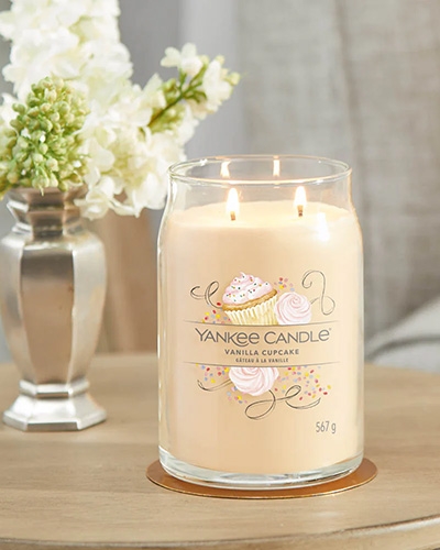 Bougie Yankee Candle Vanilla Cupcake allumée, parfum gourmand, mise en avant de l’offre -25 % de janvier 2026.